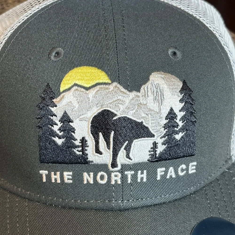 The North Face NEW Embroidered Mudder Trucker Hat Grey White Bear‎ Mountain Hat